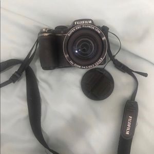 Fujifilm FinePix S4250 14MP 24X zoom